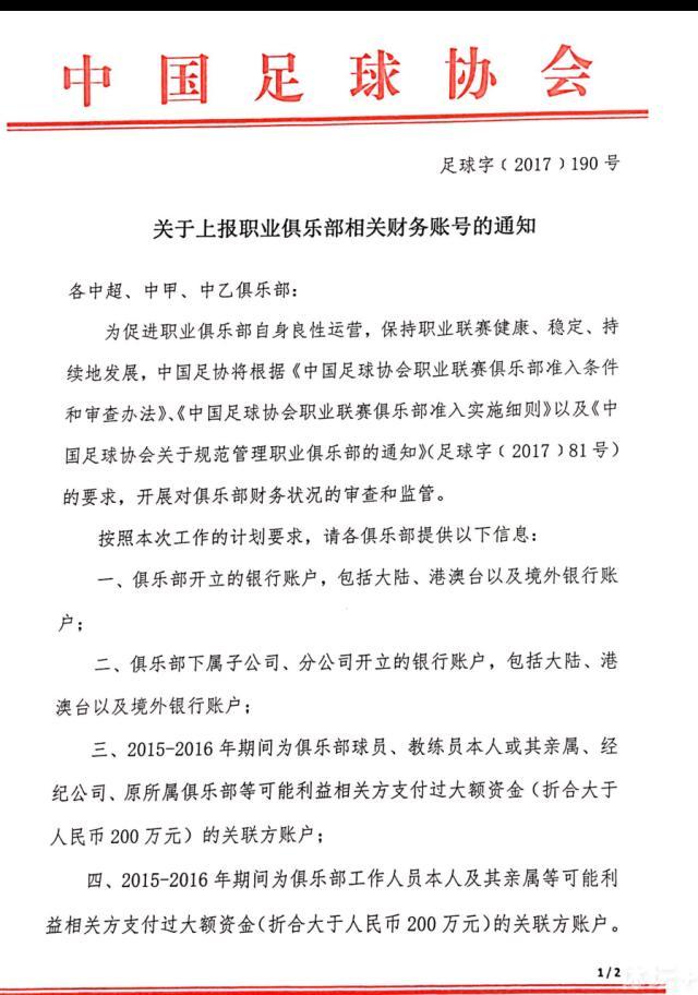 “我的平生中只惧怕一件事，就是有一天，玄色会淹没红色。”这部《红色》由闻名编剧约翰·洛根（John Logan）按照美国抽象派画家马克·罗斯科（Mark Rothko）的人生履历创作，该剧如罗斯科本人的艺术哲学一样，在年夜块展陈的浓郁色采当中，指导人们往探讨抽象背后的情感与精力表达。约翰·洛根曾凭仗《角斗士》、《飞翔家》、《雨果》等片子屡次取得奥斯卡最好编剧提名，这部2009年首演于伦敦丹玛尔仓库剧院、后转到纽约百老汇的舞台作品，斩获了包罗最好话剧奖、最好导演在内的六项托尼奖。时隔9年，英国首个复排版本集结了主要首演班底，包罗是以而取得托尼奖的导演迈克尔·格兰达吉（Michael Grandage）再次操刀执导，原版卡司声势、具有奥利弗奖托尼奖与艾美奖提名的阿尔弗雷德·莫里纳（Alfred Molina）再度出演罗斯科，对人物的理解可谓给出了教科书式的演技示范；《逃出法网》里的新星阿尔弗雷德·伊诺克（Alfred Enoch）加盟，献上尽佳的西区首秀。“你看到了甚么？”在年青助手的谛视中和新一代艺术家的挑战下，罗斯科迎来了自我的挑战：若是在委约创作中没法均衡艺术寻求与贸易回报，一切仍是否要继续？